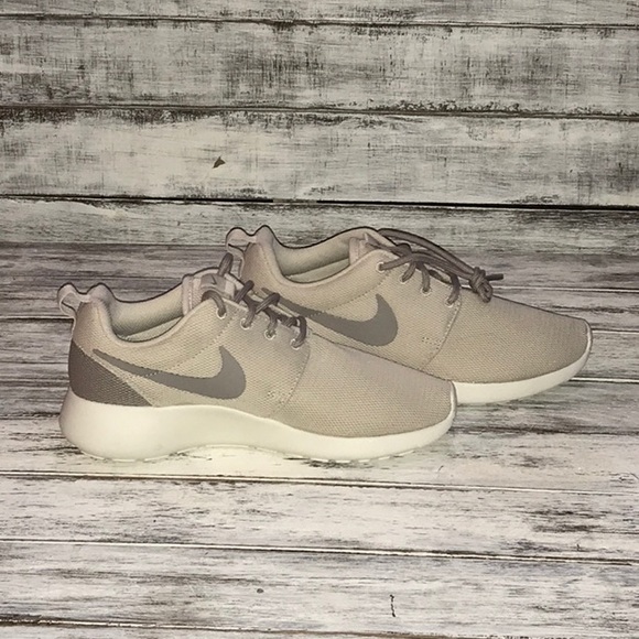 Nike Women’s Roshe One running, walking, athletic - Picture 3 of 7